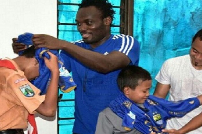 Duo pilar Persib, Michael Essien dan Atep memberikan jersey timnya untuk putra almarhum Choirul Huda