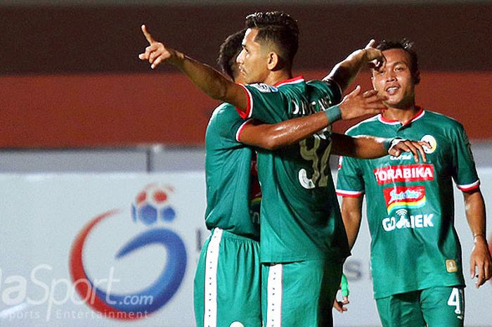             Pemain PSS Sleman, Dave Mustaine (92), merayakan gol bersama rekan setimnya saat melawan Blitar United dalam laga lanjutan Liga 2 2018 di Stadion Maguwoharjo, Sleman, Sabtu (21/7) malam WIB.            