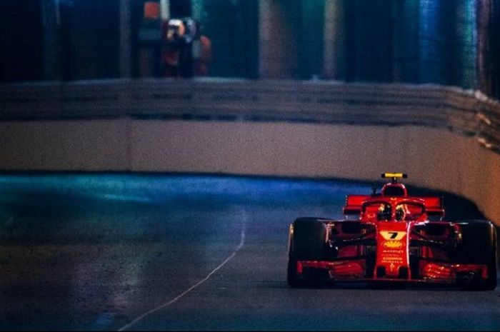 Kimi Raikkonen (Ferrari) saat melintasi terowongan yang ada pada Sirkuit Jalan Raya Kota Monako pada sesi latihan F1 GP Monaco 2018, Kamis (24/5/2018).