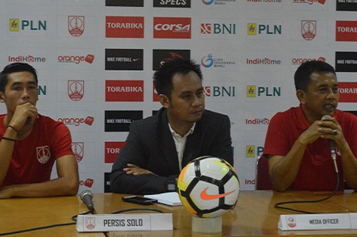 Sesi jumpa pers Persis Solo, di ruang VVIP Stadion Manahan Solo, Minggu (22/4/2018). Pelatih Persis Solo, Jafri Sastra (kanan) dan pemain, M. Wahyu Fitranto (kiri).