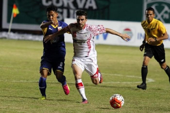 WInger Mitra Kukar, Anindito Wahyu Erminarno (kiri) adu cepat dengan playmaker Persipura, Robertino Pugliara pada laga pamungkas Grup A Piala Presiden 2017 di Stadion Maguwoharjo, Sleman, Rabu (15/2/2017) malam. 