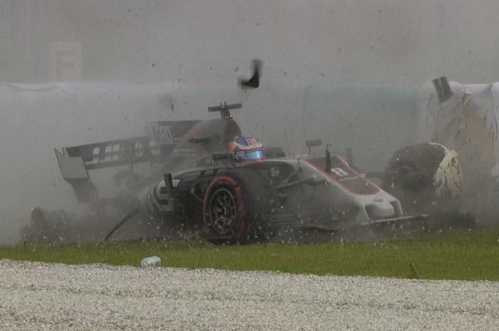  Pebalap Haas, Romain Grosjean mengalami kecelakaan yang mengakibatkan sesi latihan bebas 2 GP Malaysia dihentikan (29/9/2017). 
