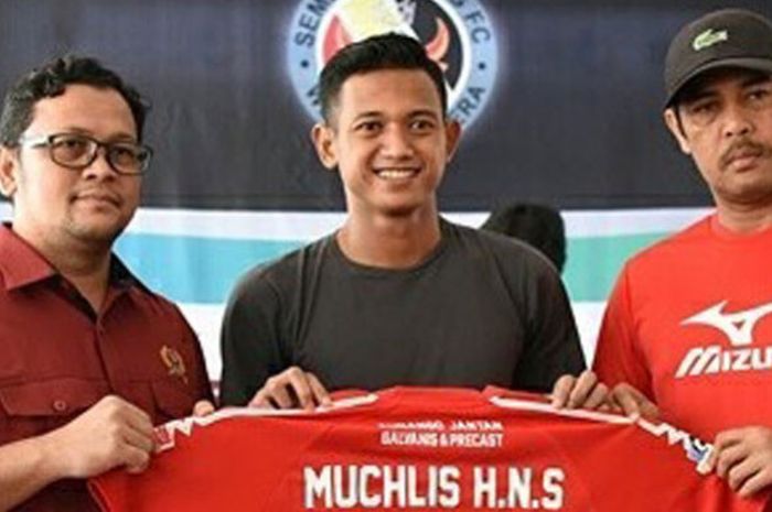 Striker anyar Semen Padang,  Muchlis Hadi Ning Syaifuloh, saat diperkenalkan ke media, Rabu (23/8/2017).