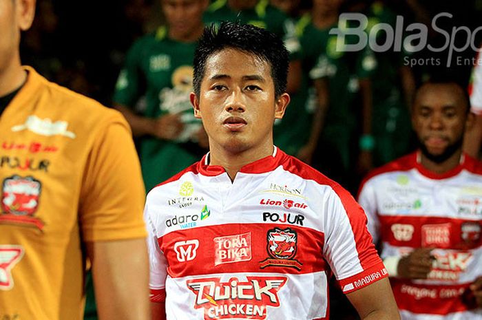 Gelandang Madura United, Bayu Gatra, memasuki lapangan menjelang laga derbi Suramadu antara Madu
