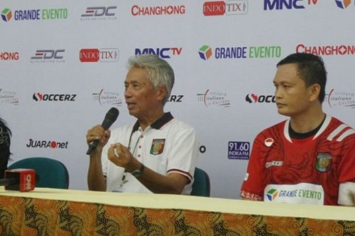Pelatih Primavera Baretti, Danurwindo (tengah), berbicara kepada media seusai melakoni laga kontra Calcio Legend di Stadion Utama Gelora Bung Karno, Sabtu (21/5/2016).