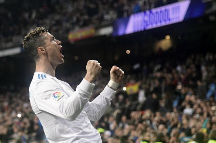 Selebrasi bintang Real Madrid, Cristiano Ronaldo, saat melawan Girona pada laga Liga Spanyol di Santiago Bernabeu, Minggu (18/3/2018).