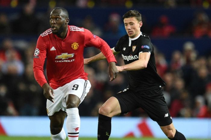 Bek Sevilla, Clement Lenglet (kanan), berduel dengan striker Manchester United, Romelu Lukaku, dalam laga leg kedua babak 16 besar Liga Champions di Stadion Old Trafford, Manchester, Inggris, pada 13 Maret 2018.