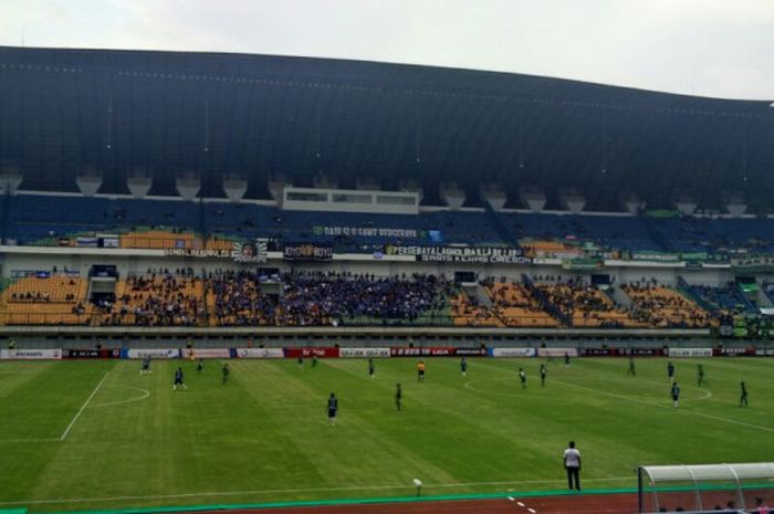 Suasana laga Persebaya vs PSIS Semarang pada laga perdana Grup Y Babak 8 Besar Liga 2 musim 2017 di Stadion Gelora Bandung Lautan Api, Kota Bandung, Rabu (15/11/2017) sore. 