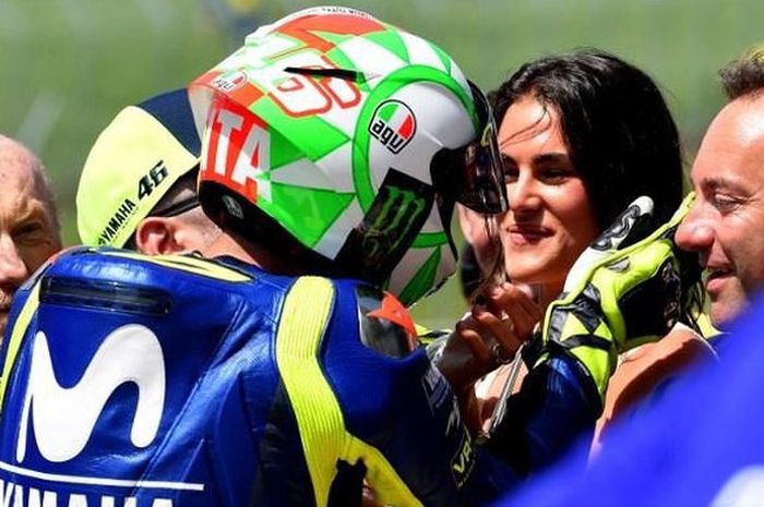 Valentino Rossi sedang merayakan podium MotoGP Italia dengan Francesca Sofia Novello.