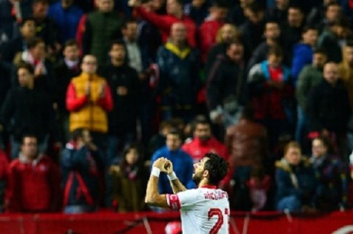 Pemain Sevilla asal Argentina, Nicolas Pareja, bergembira seusai mencetak gol ke gawang Valencia, Sabtu (26/11/2016). 