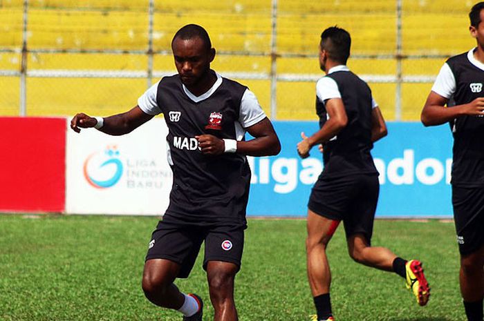 Pemain Madura United berlatih di Stadion Haji Agus Salim, Sabtu (11/8/2011) menjelang laga lanjutan Liga 1 melawan Sriwijaya FC.