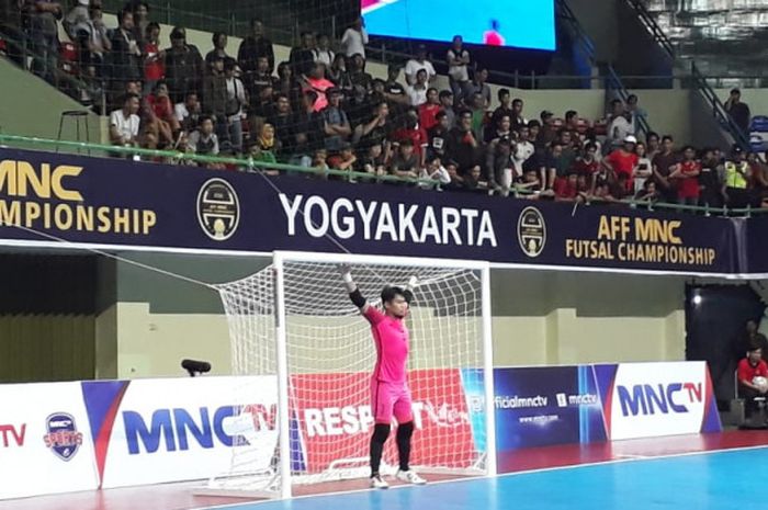 Kiper timnas futsal Malaysia, Azrul Hadee mengawal gawang saat adu penalti versus Vietnam, Jumat (9/11/2018).
