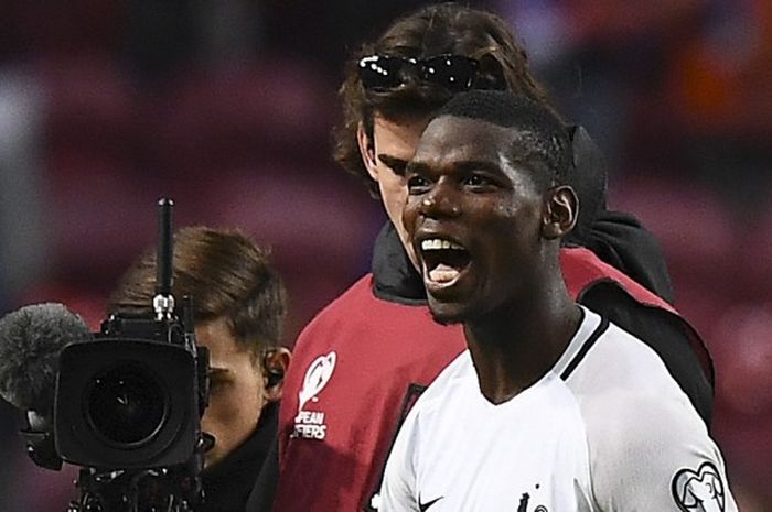 Gelandang Prancis, Paul Pogba, merayakan kemenangan timnya dalam pertandingan Grup A Kualifikasi Piala Dunia 2018 Zona Eropa kontra Belanda di Amsterdam Arena, Senin (10/10/2016).