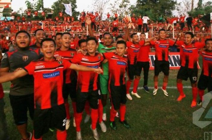 Para pemain Persinga bersuka cita selepas menang atas tamunya, Martapura FC di Stadion Ketonggo, Ngawi pada Minggu (24/7/2016) sore. 