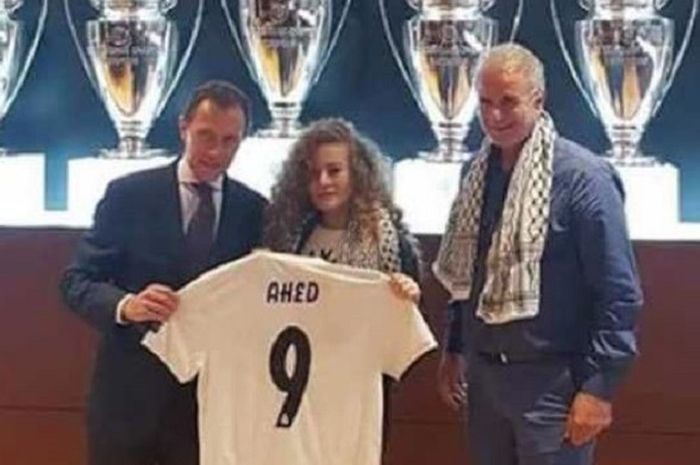 Remaja Palestina, Ahed Tamimi, mendapat sambutan hangat dari legenda Real Madrid, Emilio Butragueno (kiri), saat berkunjung ke Stadion Bernabeu, Madrid, Spanyol, pada Sabtu (29/9/2018).