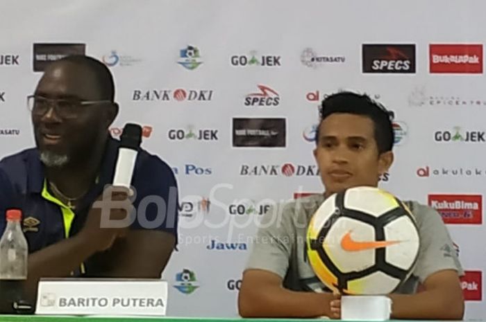Pelatih dan pemain Barito Putera, Jacksen F Tiago serta Nazarul Fahmi, memberikan keterangan pers pa