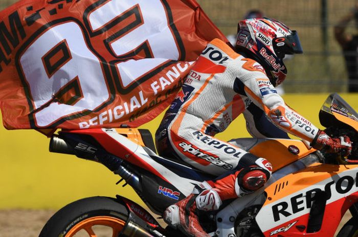 Marc Marquez berselebrasi setelah memenangkan balapan MotoGP Aragon di MotorLand Aragon, Minggu (23/9/2018).