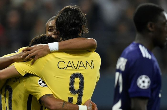 Pemain Paris Saint-Germain, Neymar (kiri) dan Kylian Mbappe (tengah), merayakan gol yang dicetak Edinson Cavani dalam laga Grup B Liga Champions kontra Anderlecht di Stadion Constant Vanden Stock, Brussels, pada 18 Oktober 2017.