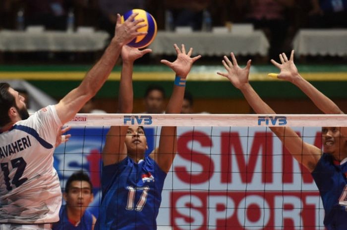 Tim nasional voli putra Indonesia saat menghadapi Iran pada babak perempat final Kejuaraan Voli Asia 2017 di GOR Tri Dharma, Gresik, Jawa Timur, Minggu (30/7/2017). Indonesia menang dengan skor  3-0 (18-25, 18-25, 25-23, 26-24, 15-11).