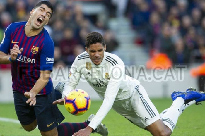 Duel antara striker Barcelona, Luis Suarez, dan bek Real Madrid, Raphael Varane yang berujung penalti.