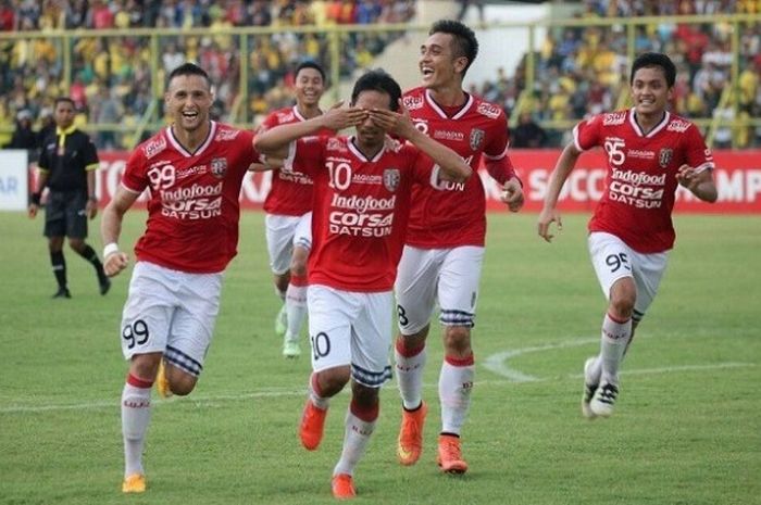 Selebrasi tutup mata pemain Bali United, Loudry Meliala Setiawan selepas mencetak gol ke gawang Barito Putera di Stadion 17 Mei, Banjarmasin, Minggu (17/7/2016). 