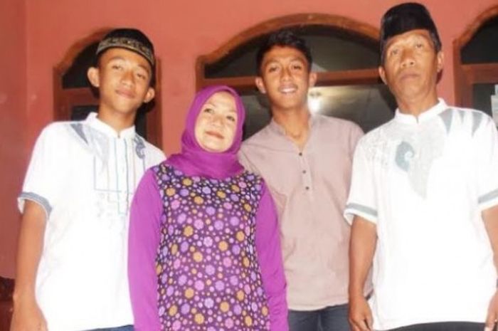 Gelandang Persib, Febri Hariyadi (dua dari kanan) bersama orang tua dan adiknya di Kota Bandung. 