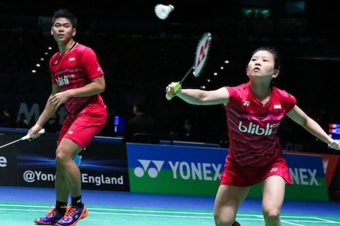 Pasangan ganda campuran Indonesia, Praveen Jordan/Debby Susanto, mengembalikan kok dari pasangan Jepang, Yuta Watanabe/Aria Higasino, pada babak pertama All England di Barclaycard Arena, Birmingham, Rabu (8/3/2017).