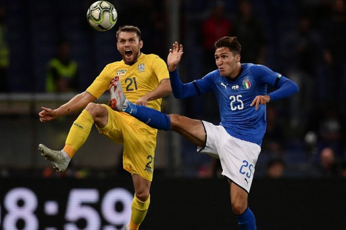 Penyerang timnas Italia, Federico Chiesa (kanan), berduel dengan gelandang timnas Ukraina, Oleksandr Karavayev, dalam pertandingan uji coba di Stadio Comunale Luigi Ferraris, Genoa, Italia, pada Rabu (10/10/2018).