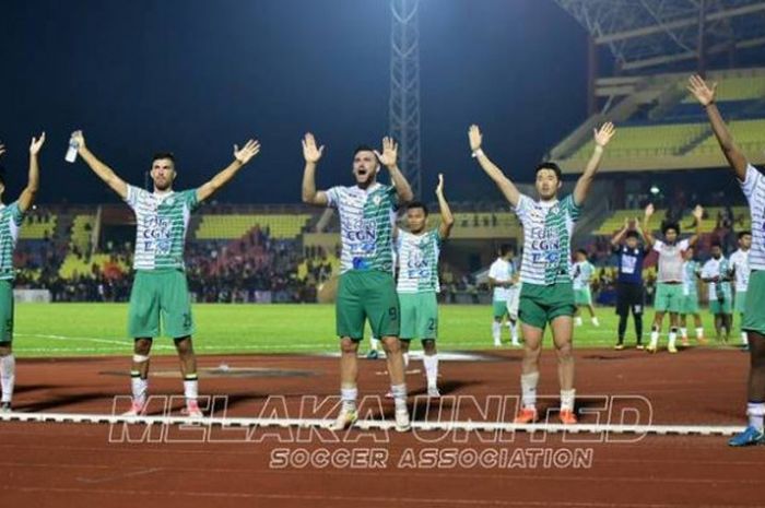 Striker Marko SImic (depan tengah) melambaikan tangan ke fan klubnya musim 2017, Melaka United, pada laga pamungkas Liga Super Malaysia. 