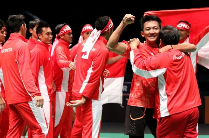 Tim bulu tangkis Indonesia melakukan selebrasi setelah memastikan diri mengalahkan Malaysia 3-0 pada final beregu SEA Games 2017 yang berlangsung di Axiata Arena, Bukit Jalil, Kamis (24/8/2017).