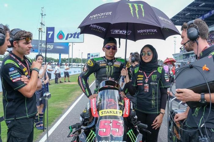 Umbrella girls Monster Yamaha Tech 3, Suzana Manaf dampingi Hafizh Syahrin Abdullah.