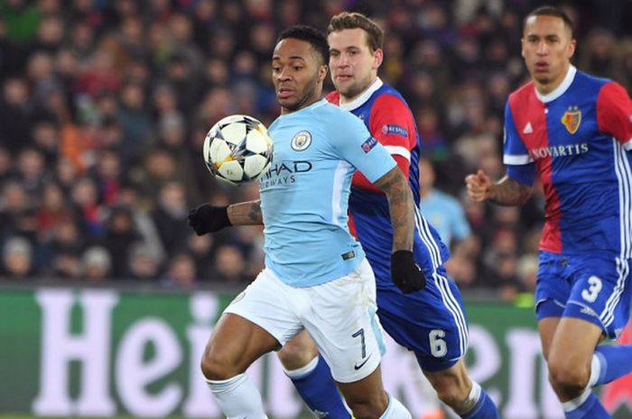 Gelandang Manchester City, Raheem Sterling (kiri), berduel dengan peamin FC Basel, Fabian Frei (tengah), dalam laga leg pertama babak 16 besar Liga Champions di Stadion Saint Jakob-Park, Basel, Swiss, pada 13 Februari 2018.