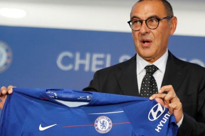 Maurizio Sarri berpose dengan kostum Chelsea saat diperkenalkan sebagai pelatih baru The Blues di Stamford Bridge, London, 18 Juli 2018.