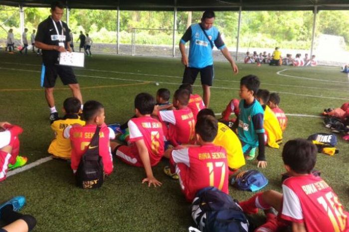 Para pemain BLiSPI Bina Sentra Cirebon U-12 mendapat arahan dari pelatih saat jeda laga kontra Cockburn City asal Australia pada laga Singa Cup 2017 di lapangan 1 The Cage Sports Park, Singapura, Senin (6/11/2017).  