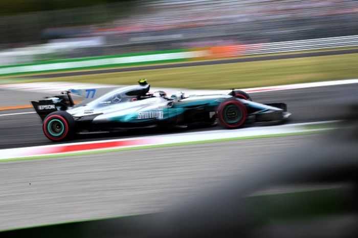 Pebalap Mercedes asal Finlandia, Valtteri Bottas, memacu mobil pada sesi latihan hari pertama GP Italia di Sirkuit Monza, Jumat (1/9/2017).