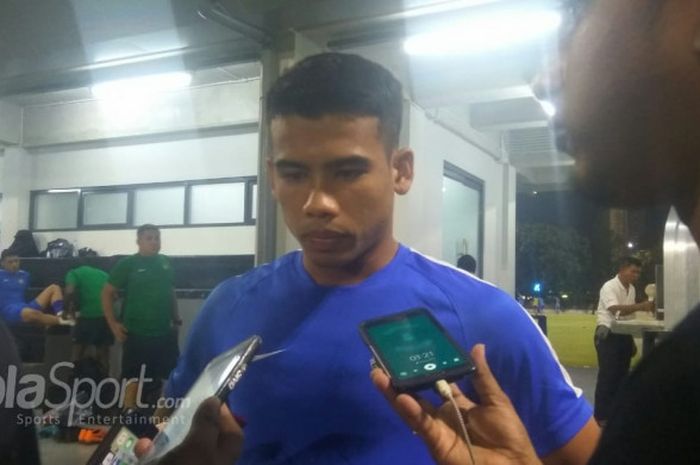 Penyerang timnas U-23 Malaysia, Muhammad Safawi Rasid menjawab pertanyaan wartawan di Lapangan ABC, 