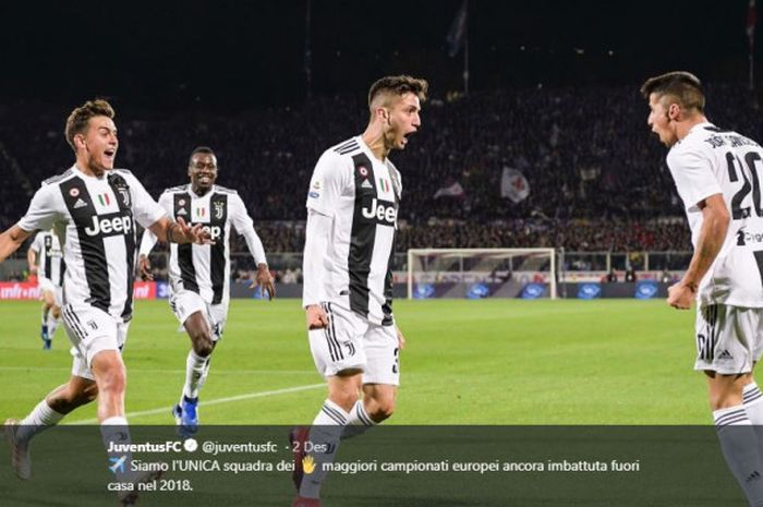 Bersama Paulo Dybala, Blaise Matuidi, dan Joao Cancelo, gelandang muda Juventus, Rodrigo Bentancur (kedua dari kanan) merayakan gol yang dicetaknya ke gawang Fiorentina dalam lanjutan Liga Italia di Stadion Artemio Franchi, Firenze, pada Minggu (2/12/2018).