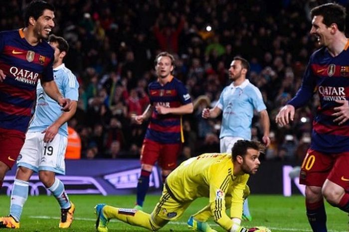 Penyerang Barcelona, Luis Suarez (kiri), merayakan gol bersama Lionel Messi dalam pertandingan La Liga kontra Celta Vigo di Stadion Camp Nou, Barcelona, Spanyol, 14 Februari 2016.