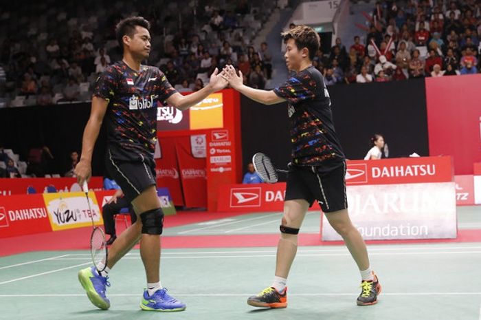 Pasangan ganda campuran Indonesia, Tontowi Ahmad/Liliyana Natsir, melakukan selebrasi saat meraih poin atas lawan mereka, Lee Yang/Hsu Ya Ching, pada laga babak kedua turnamen Indonesia Masters 2018.