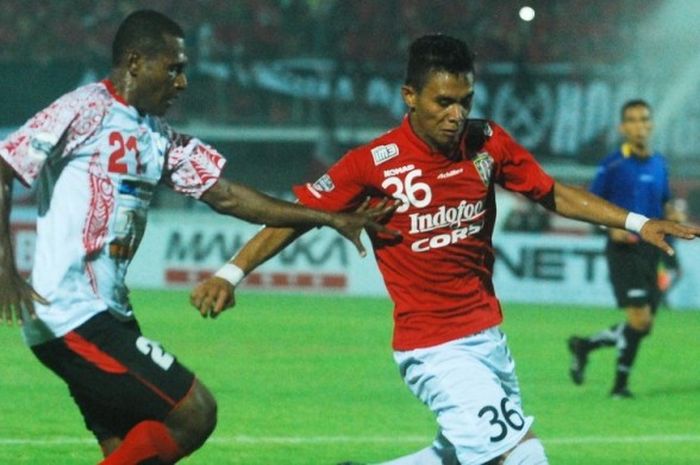 Pemain Bali United, Alsan Sanda Putra (kanan), beraksi saat timnya menghadapi Persipura Jayapura pada laga babak penyisihan Grup A Piala Jenderal Sudirman di Stadion Kapten I Wayan Dipta, Sabtu (14/11/2015).