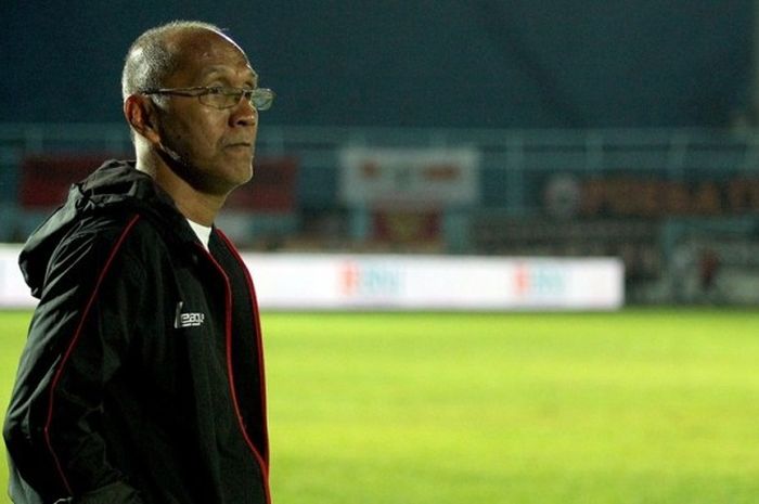 Pelatih Persija Jakarta, Bambang Nurdiansyah, menyaksikan pemainnya bertanding.