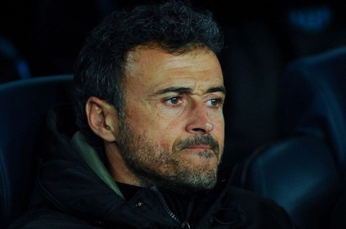 Pelatih Barcelona, Luis Enrique, mendampingi timnya pada laga Liga Champions kontra AS Roma di Stadion Camp Nou, 24 November 2015.