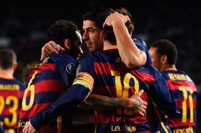 Para pemain Barcelona merayakan gol Lionel Messi ke gawang AS Roma pada lanjutan Liga Champions di Stadion Camp Nou, Selasa (24/11/2015).