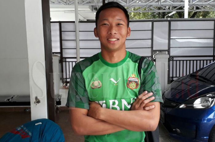 Kiper Bhayangkara FC, Awan Setho, selepas diwawancari BolaSport.com di mes Bhayangkara FC di Jakarta Selatan, Rabu (27/9/2017)