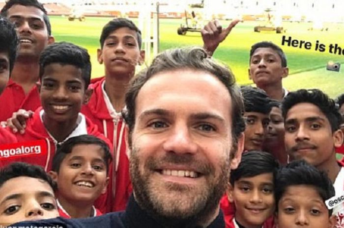 Juan Mata bersama anak-anak dari Mumbai, India