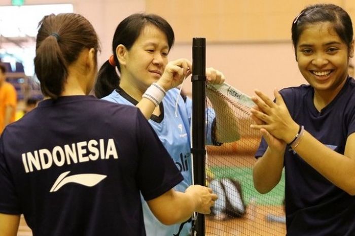 Pelatih tunggal putri nasional, Minarti Timur (tengah) memasang net bersama dua pebulu tangkis tunggal putri Indonesia, Gregoria Mariska (kanan) dan Hanna Ramadini di Nguyen Du Cultural Sport Club, Ho Chi Minh, Vietnam, Minggu (12/2/2017).