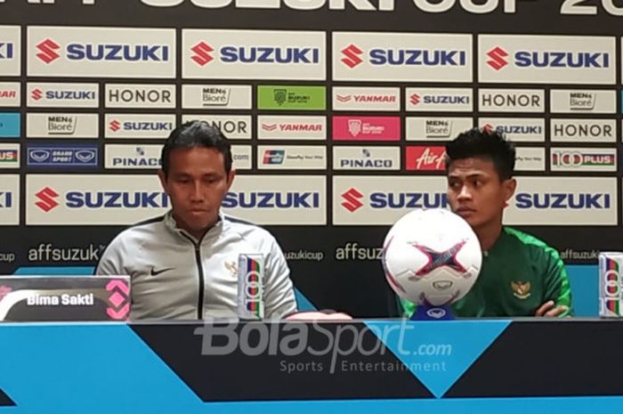 Pelatih dan pemain timnas Indonesia, Bima Sakti pada jumpa pers di ruang media Stadion Utama Gelora Bung Karno (SUGBK), Sabtu (24/11/2018).