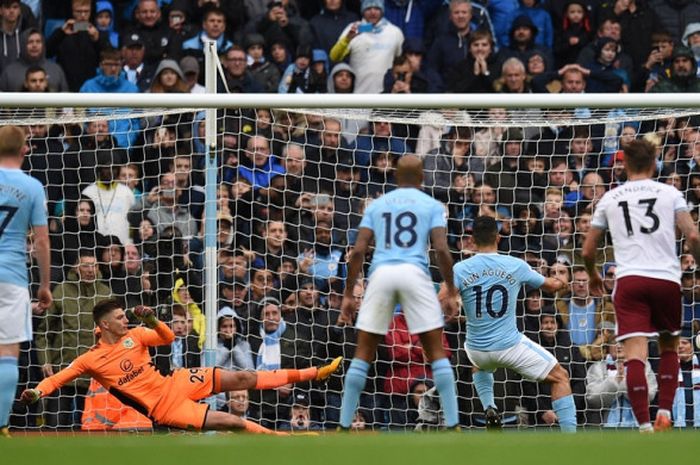 Sergio Aguero (10) mencetak gol Manchester City ke gawang Burnley pada partai lanjutan Liga Inggris di Stadion Etihad, sabtu (21/10/2017).