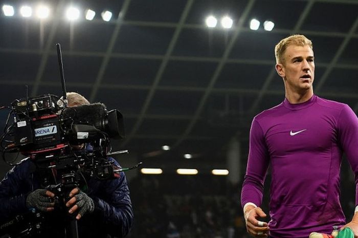 Kiper Inggris, Joe Hart, meinggalkan lapangan seusai melakoni laga Grup F Kualifikasi Piala Dunia 2018 kontra Slovenia di Stadion Stozice, Ljubljana, Slovenia, 11 Oktober 2016.