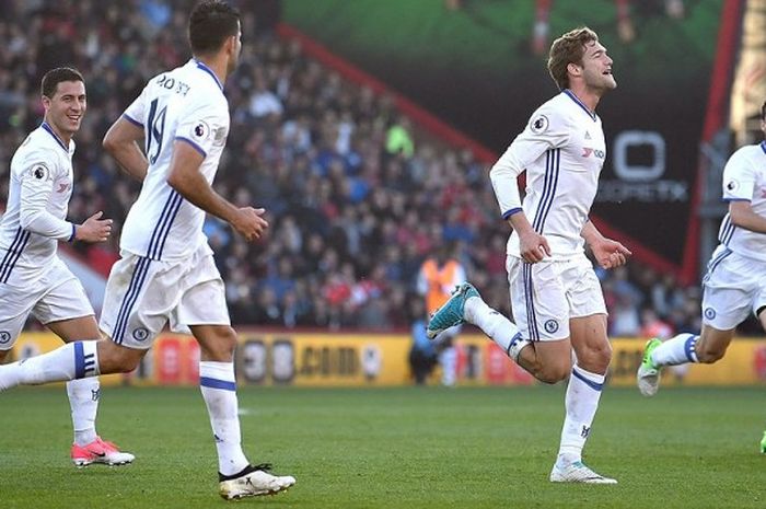 Bek Chelsea, Marcos Alonso, melakukan selebrasi sesusai mencetak gol ketiga timnya saat melawan Bournemouth dalam laga lanjutan Liga Inggris 2016-2017 di Stadion Vitality, Bournemouth, pada 8 April 2017.
